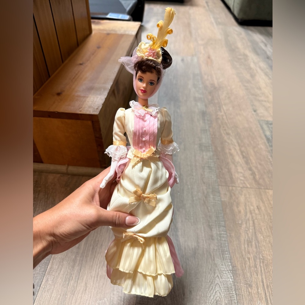 Barbie - Mrs. PFE Albee Special Edition Mattel 2nd in Series 1997 Avon Exclusive